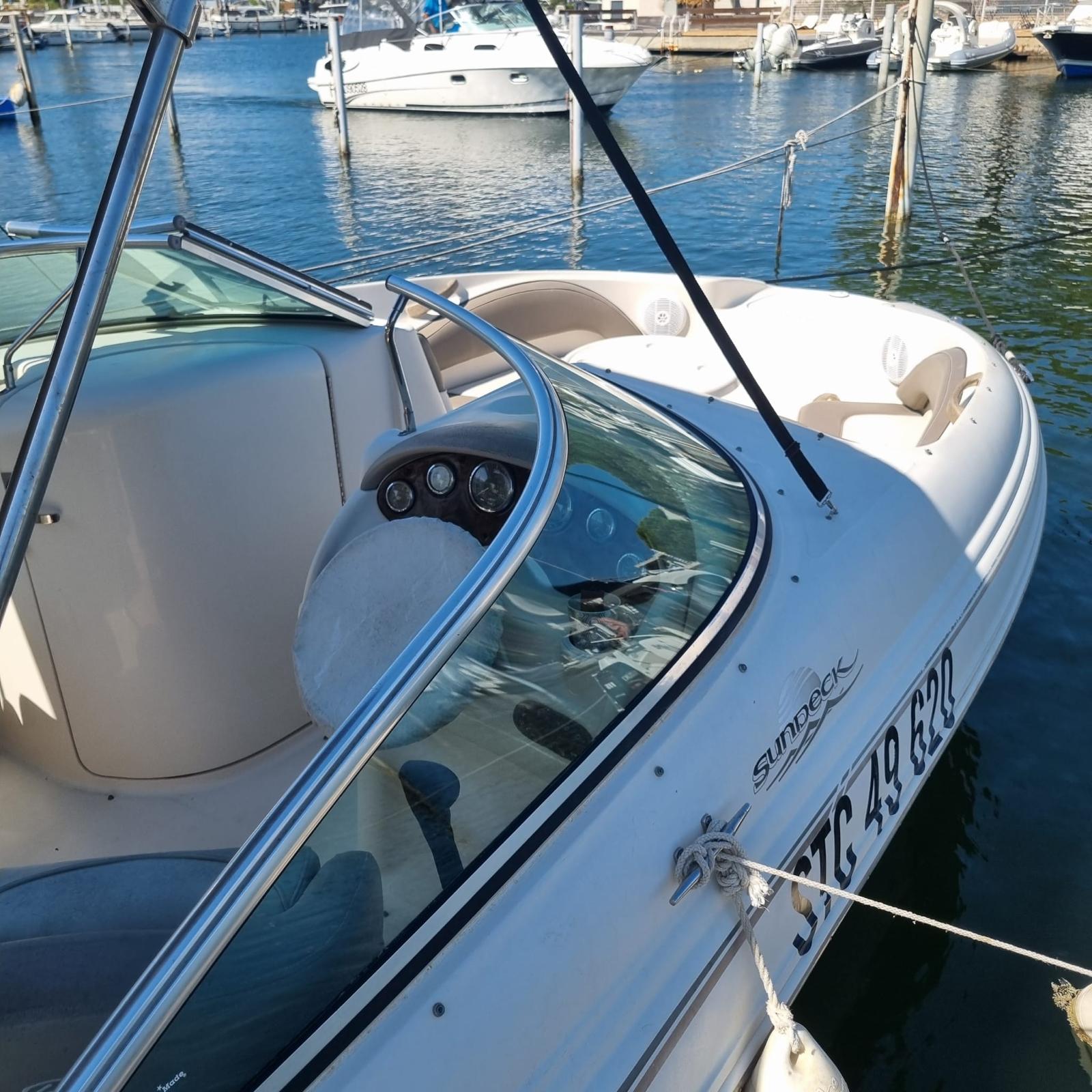 Photo SEA RAY 220 SUNDECK