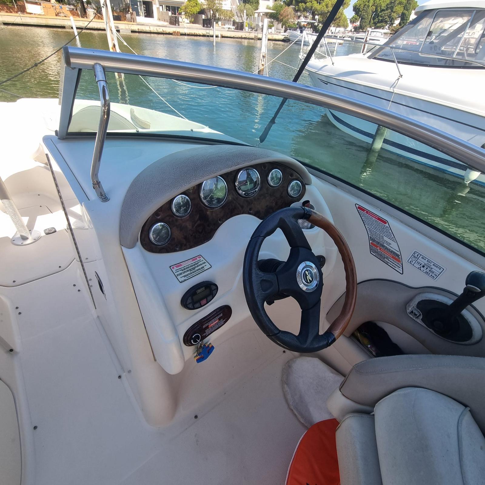 Photo SEA RAY 220 SUNDECK