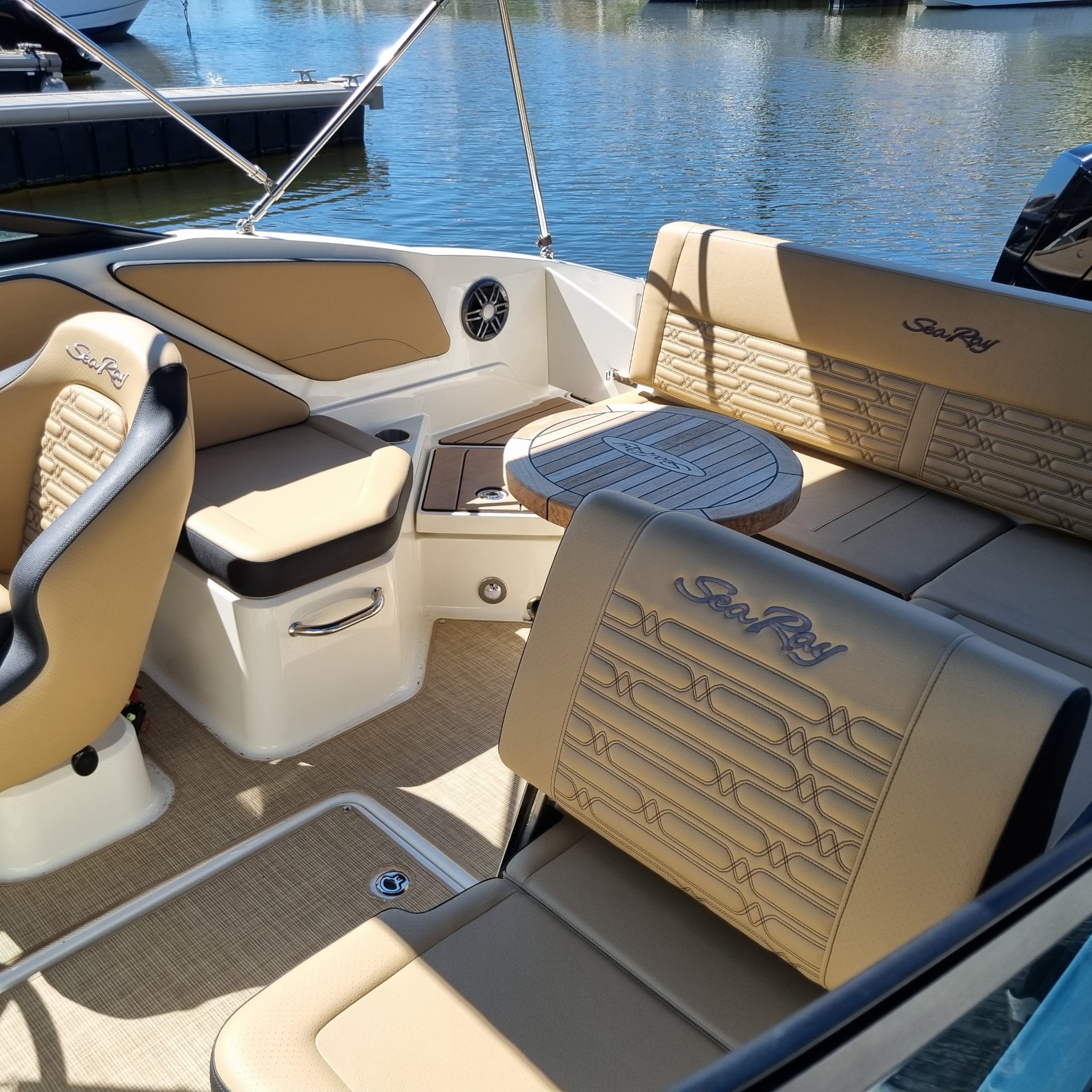 Photo SEA RAY 210 HORS BORD