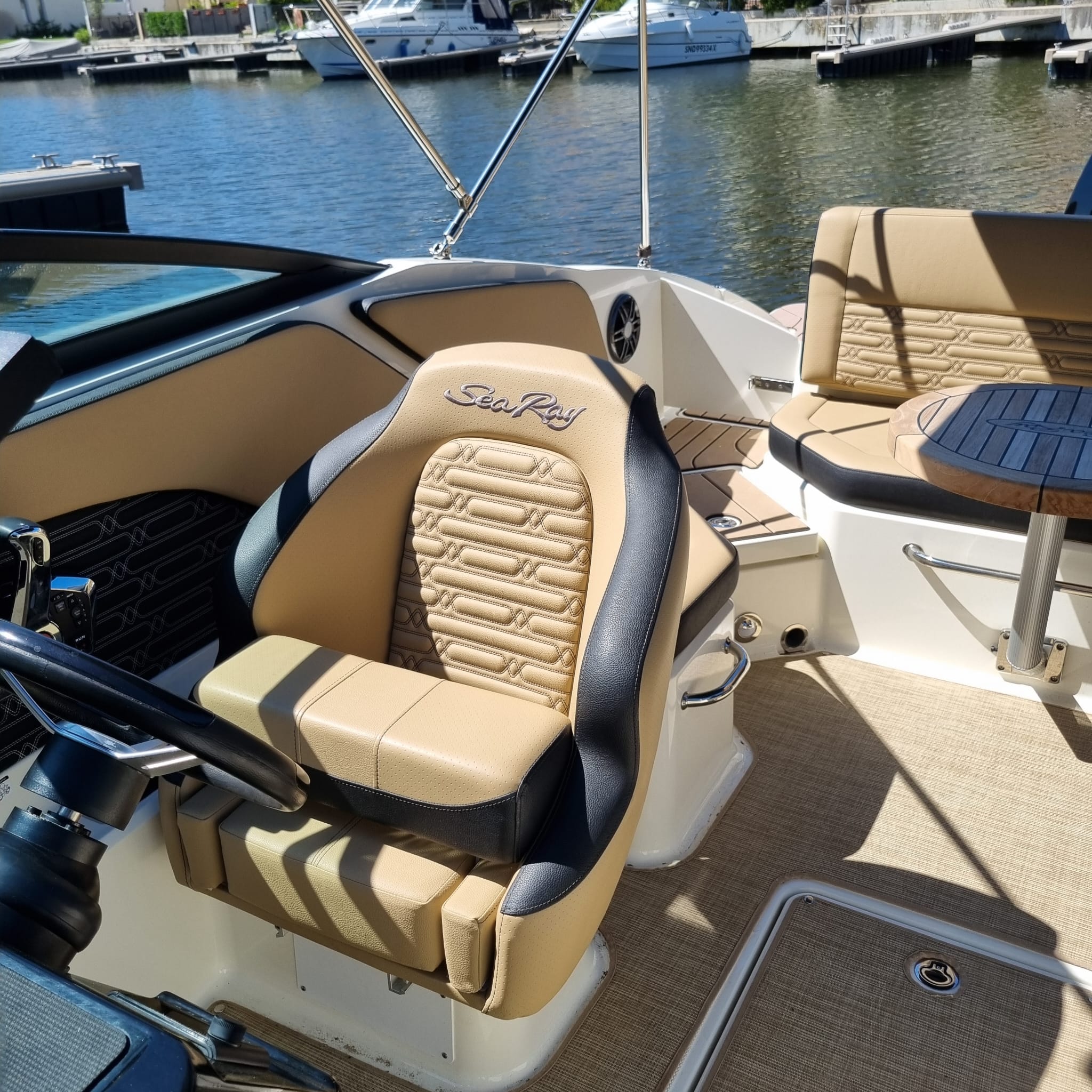 Photo SEA RAY 210 HORS BORD