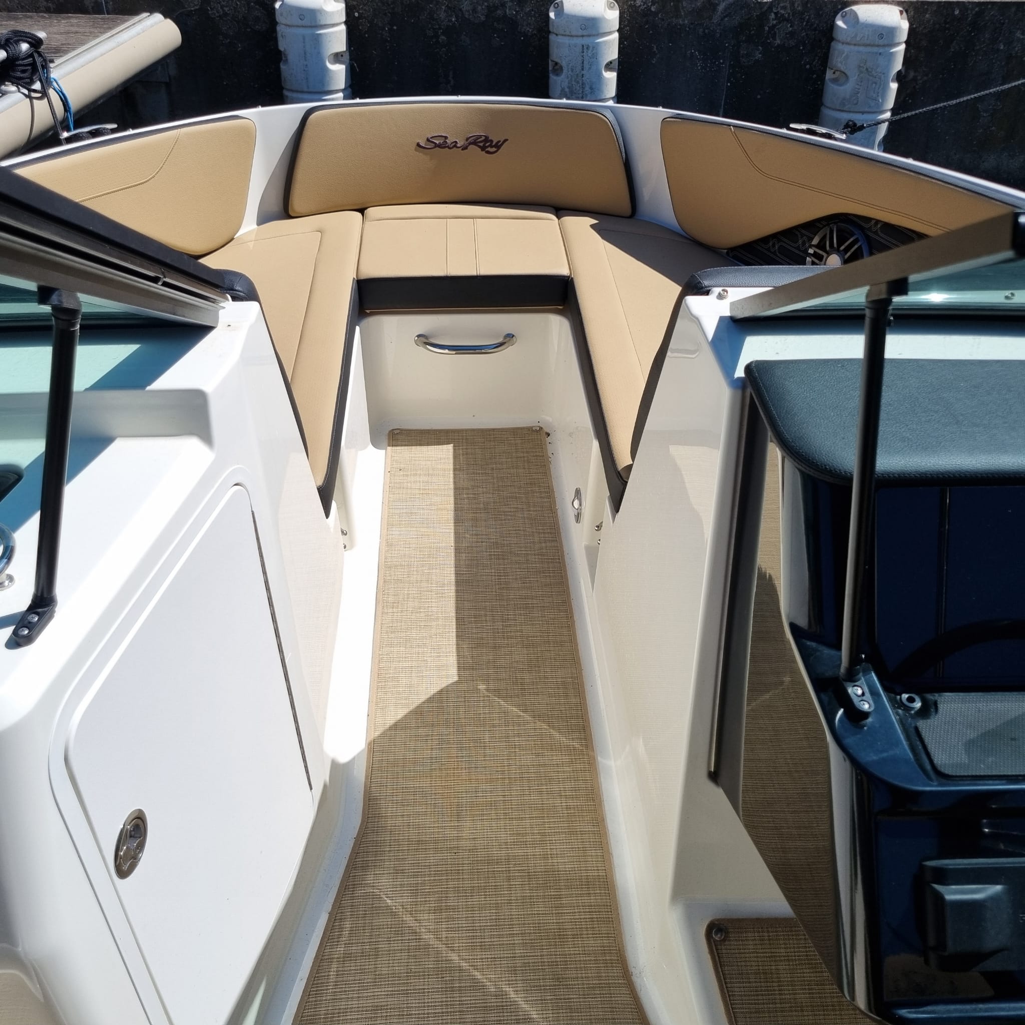 Photo SEA RAY 210 HORS BORD