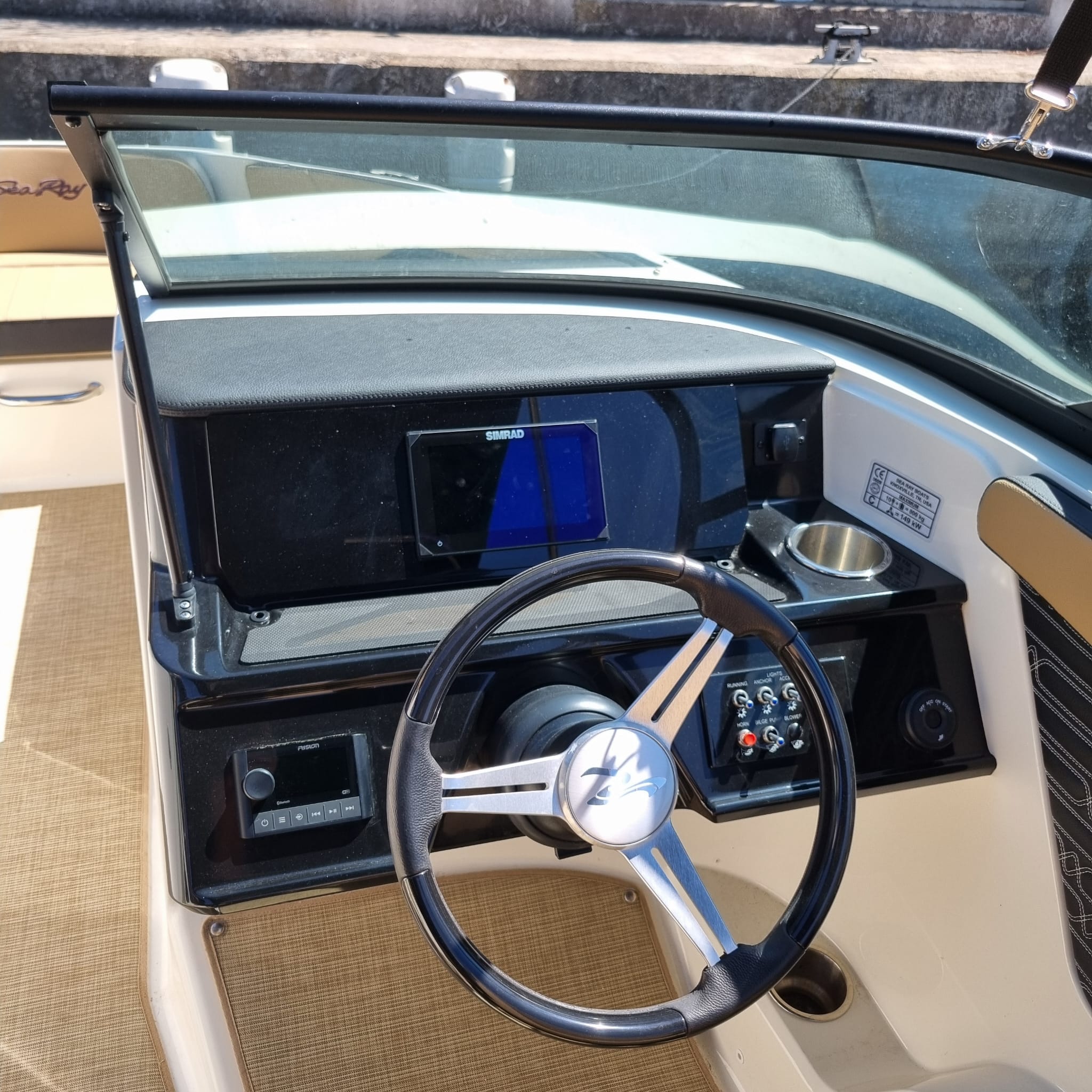 Photo SEA RAY 210 HORS BORD