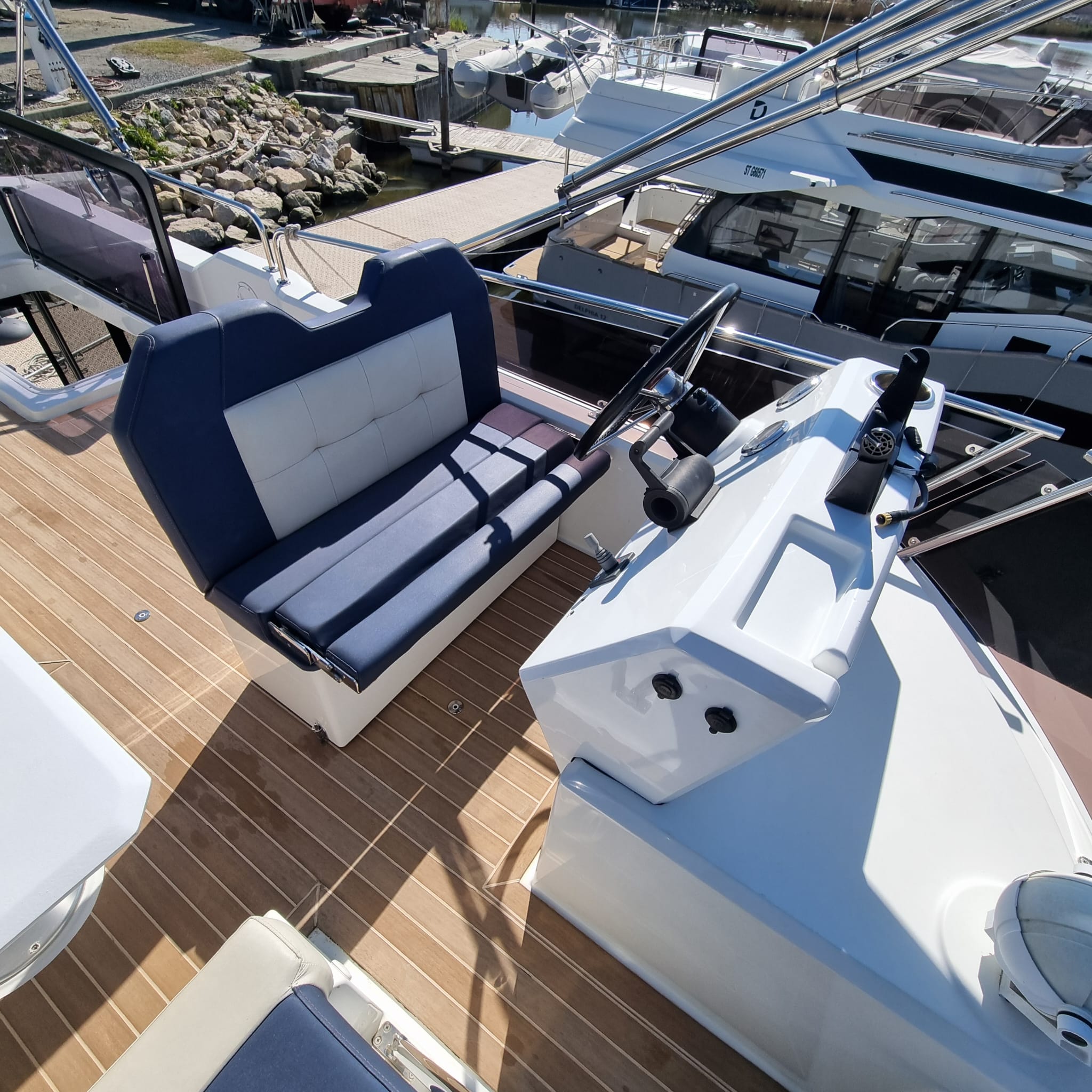 Photo Delphia 12 Flybridge